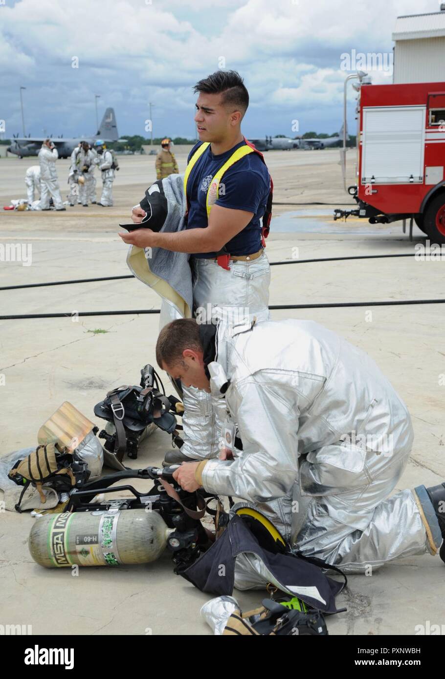 Il personale Sgt. Daniel Braitman e Senior Airman Jonathan Martinez, 81st Divisione Infrastruttura vigili del fuoco, marcia durante un live fire esercizio sul flightline Giugno 6, 2017, su Keesler Air Force Base, Miss. Il Keesler Vigili del Fuoco, la CRTC Gulfport dei Vigili del fuoco e la Stennis Space Center dei Vigili del fuoco sono tutti necessari per mettere in pratica gli aeromobili di salvataggio e di lotta antincendio procedure di soddisfare un semi-annuale i requisiti di formazione. Foto Stock