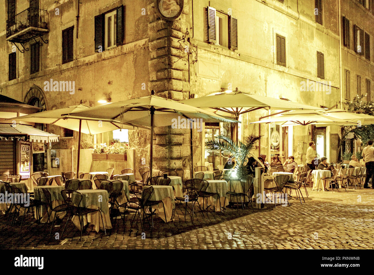 L'Italia, Rom, Restaurant am Piazza Farnese bei Nacht Foto Stock