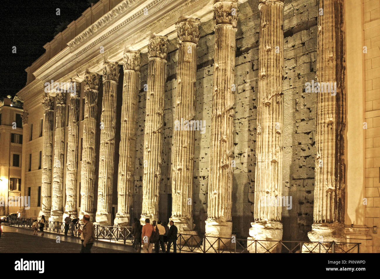 L'Italia, Rom, Piazza di Pietra und Hadrianstempel bei Nacht Foto Stock