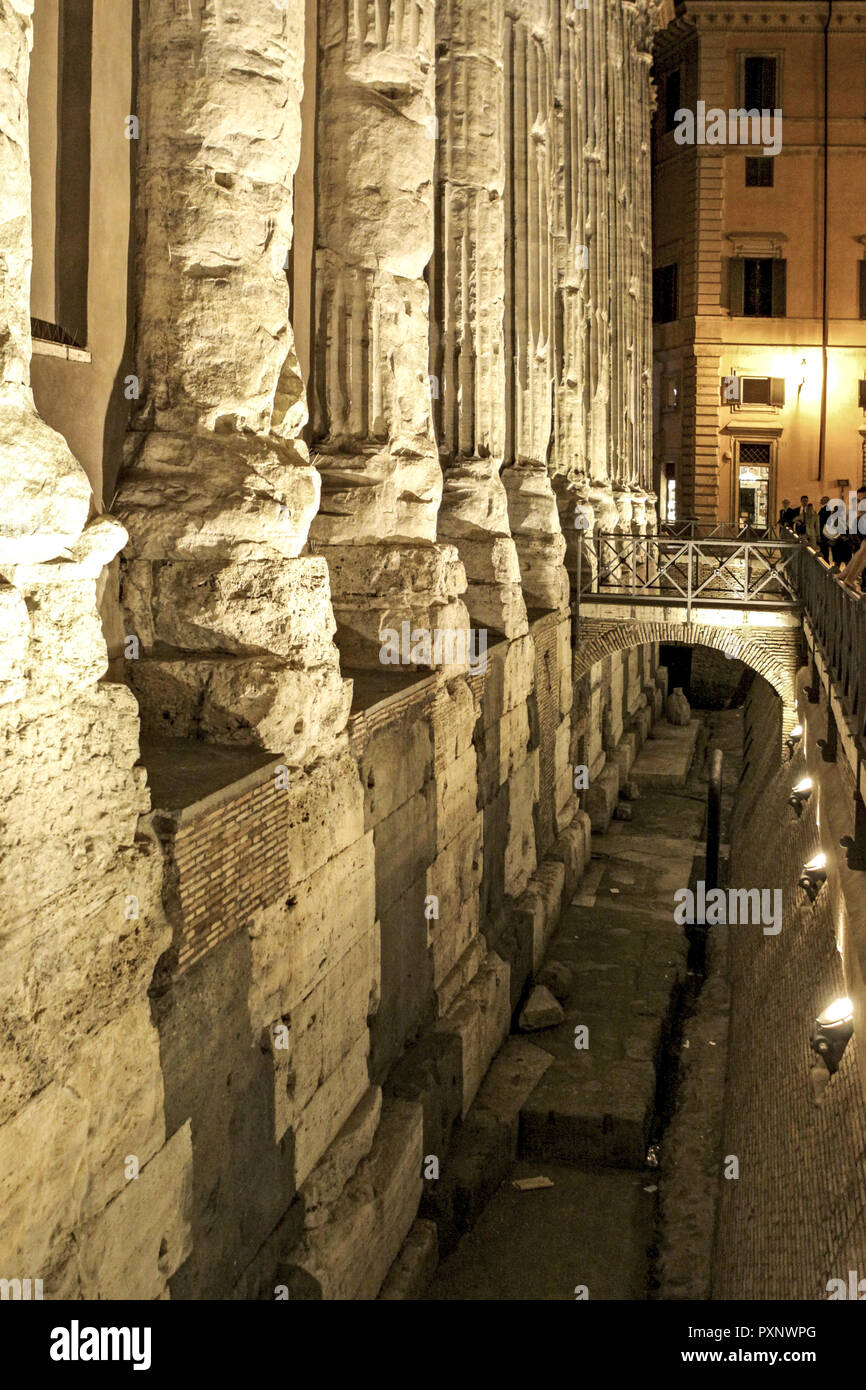 L'Italia, Rom, Piazza di Pietra und Hadrianstempel bei Nacht Foto Stock
