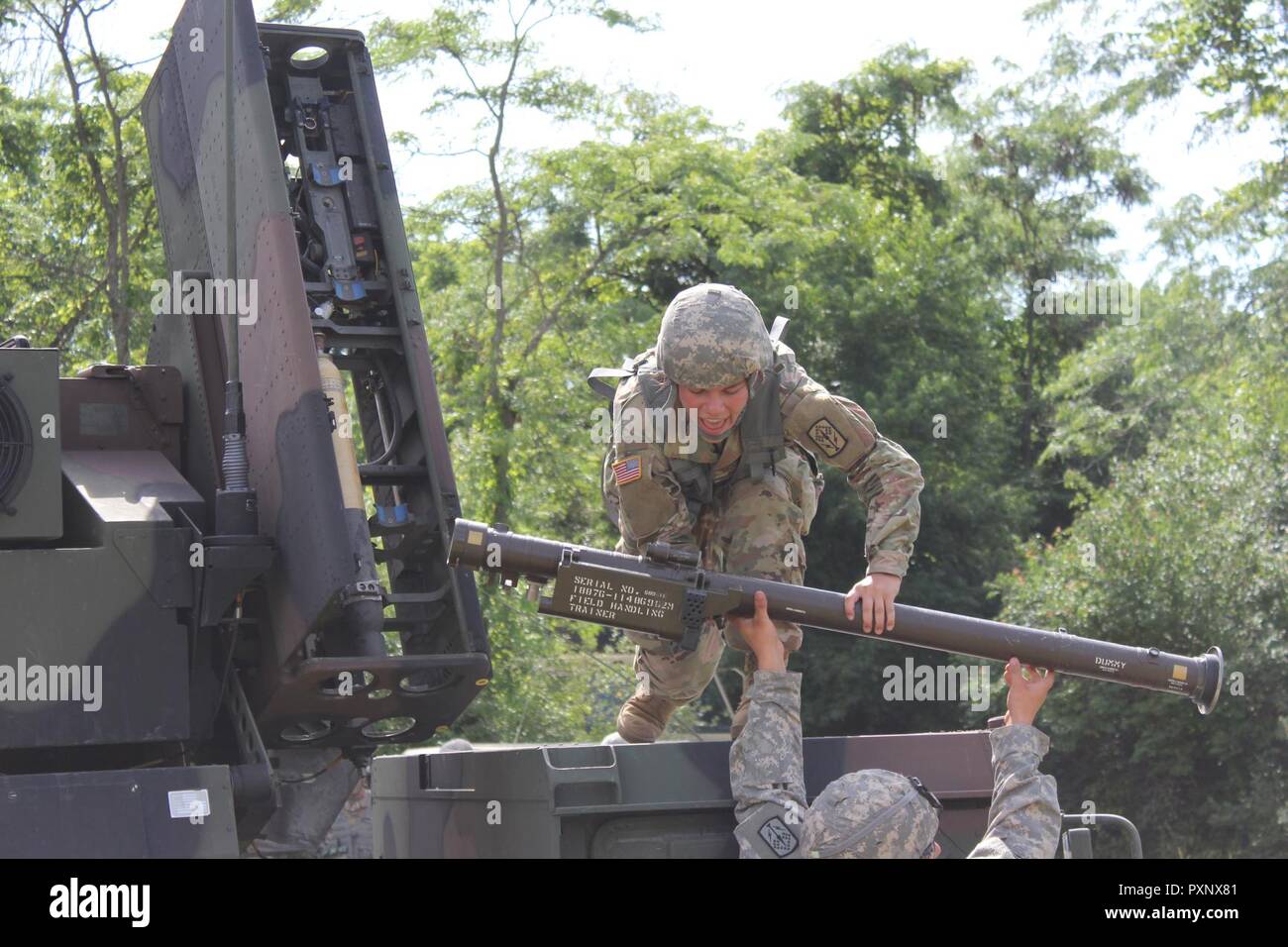 Un soldato con il primo battaglione 174ma la difesa aerea brigata di artiglieria ricarica il suo vendicatore aria sistema di difesa durante le operazioni sul campo, 17 giugno 2017 a Camp Atterbury, Indiana. Foto Stock