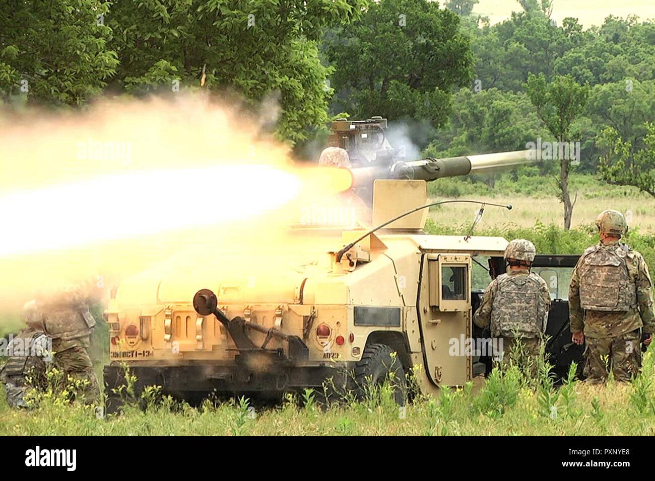 I soldati della 1-134esimo squadrone di cavalleria fire un tubo-lanciato, otticamente tracciabile, filo guidate (traino) anti-missile serbatoio, 14 giugno da un Humvee montato durante la formazione annuale a Fort Riley, Kansas. Questa è stata la prima volta in più di un decennio la cavalleria ha sparato missili TOW. Foto Stock