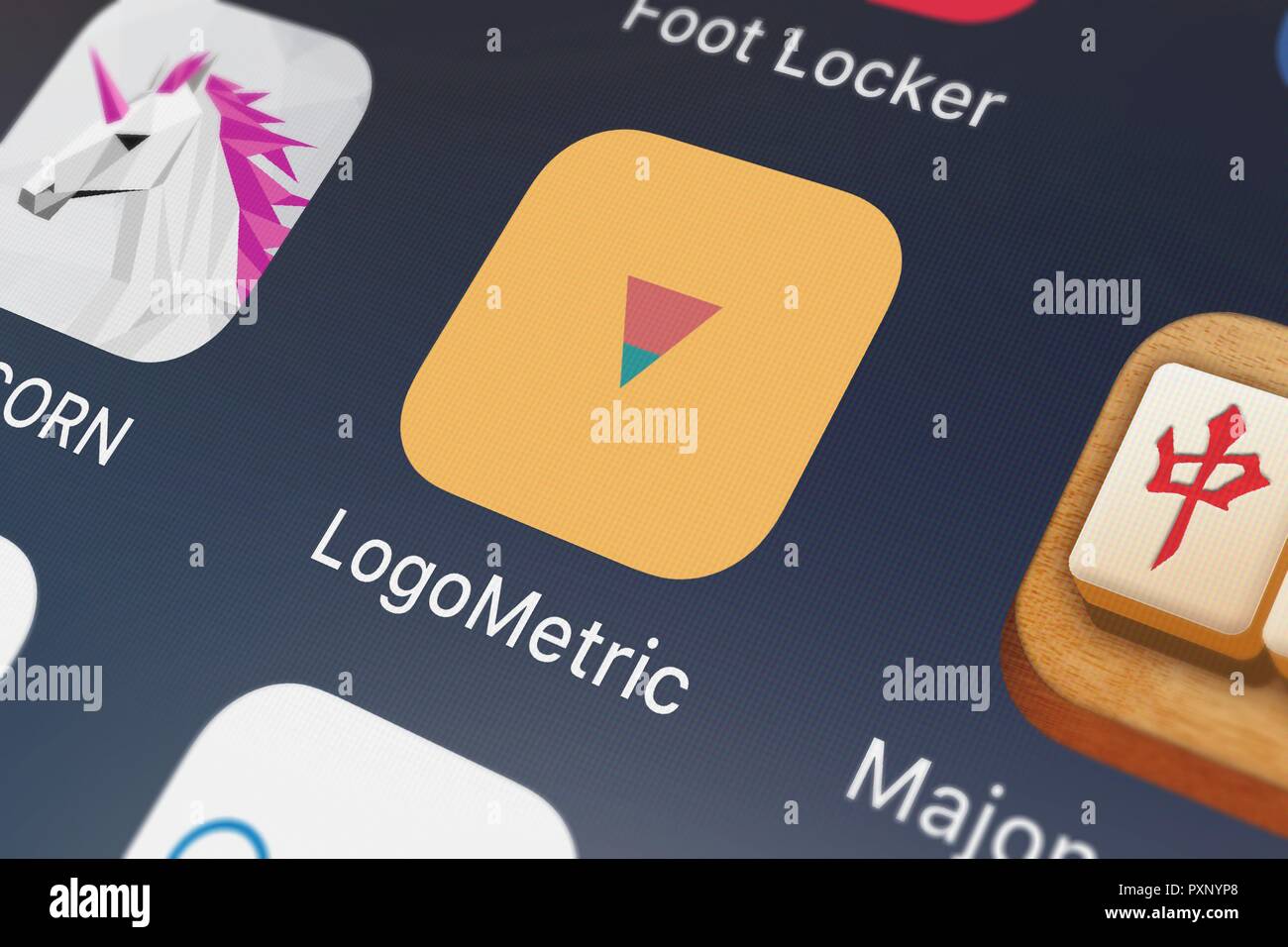 London, Regno Unito - 23 Ottobre 2018: Close-up shot del LogoMetric - Logo Maker mobile app da RoadRocks. Foto Stock
