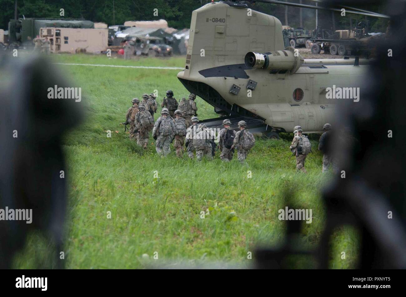 FORT PICKETT, Va. - i soldati a bordo di un AH-64 Chinook il sollevamento pesante elicottero in preparazione di un assalto dell'aria esercizio qui Giugno 1, 2017. I soldati e i velivoli sono qui partecipano in xPortable combattere la capacità di formazione esercizi che il soldato di prova e prontezza dell'unità. Foto Stock FORT PICKETT, Va. - i soldati a bordo di un AH-64 Chinook il sollevamento pesante elicottero in preparazione di un assalto dell'aria esercizio qui Giugno 1, 2017. I soldati e i velivoli sono qui partecipano in xPortable combattere la capacità di formazione esercizi che il soldato di prova e prontezza dell'unità. Foto Stock