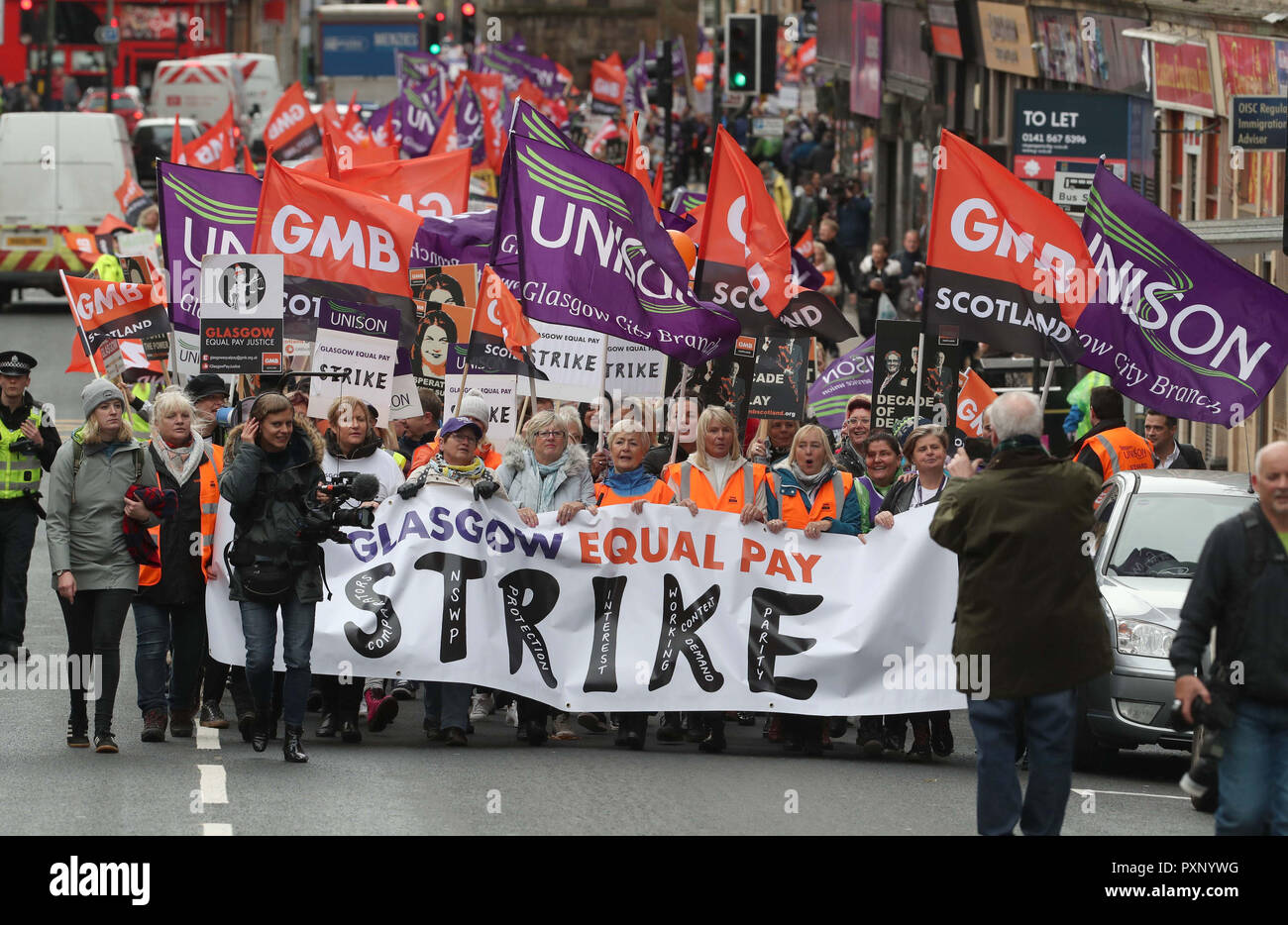 I percussori marzo a Glasgow Consiglio city chambers per un rally di massa durante una 48 ore di sciopero da 8.000 GMB e di Unison membri su una pari retribuzione rivendicazione. Foto Stock