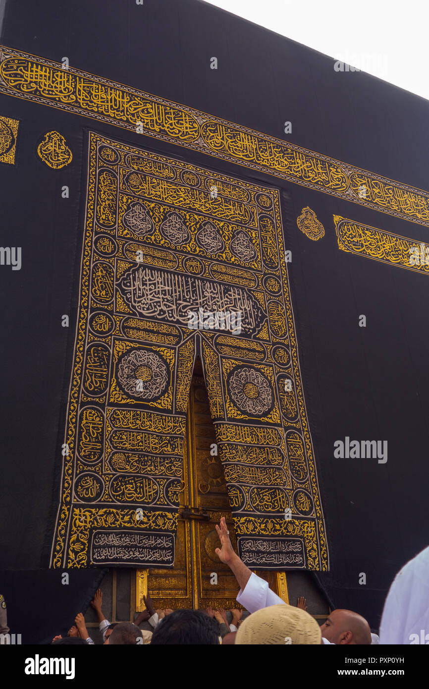 Il Telo Che Copre Le Spalle Del Sacerdote MAKKAH - circa 2013 : una vista ravvicinata della kaaba e porta il