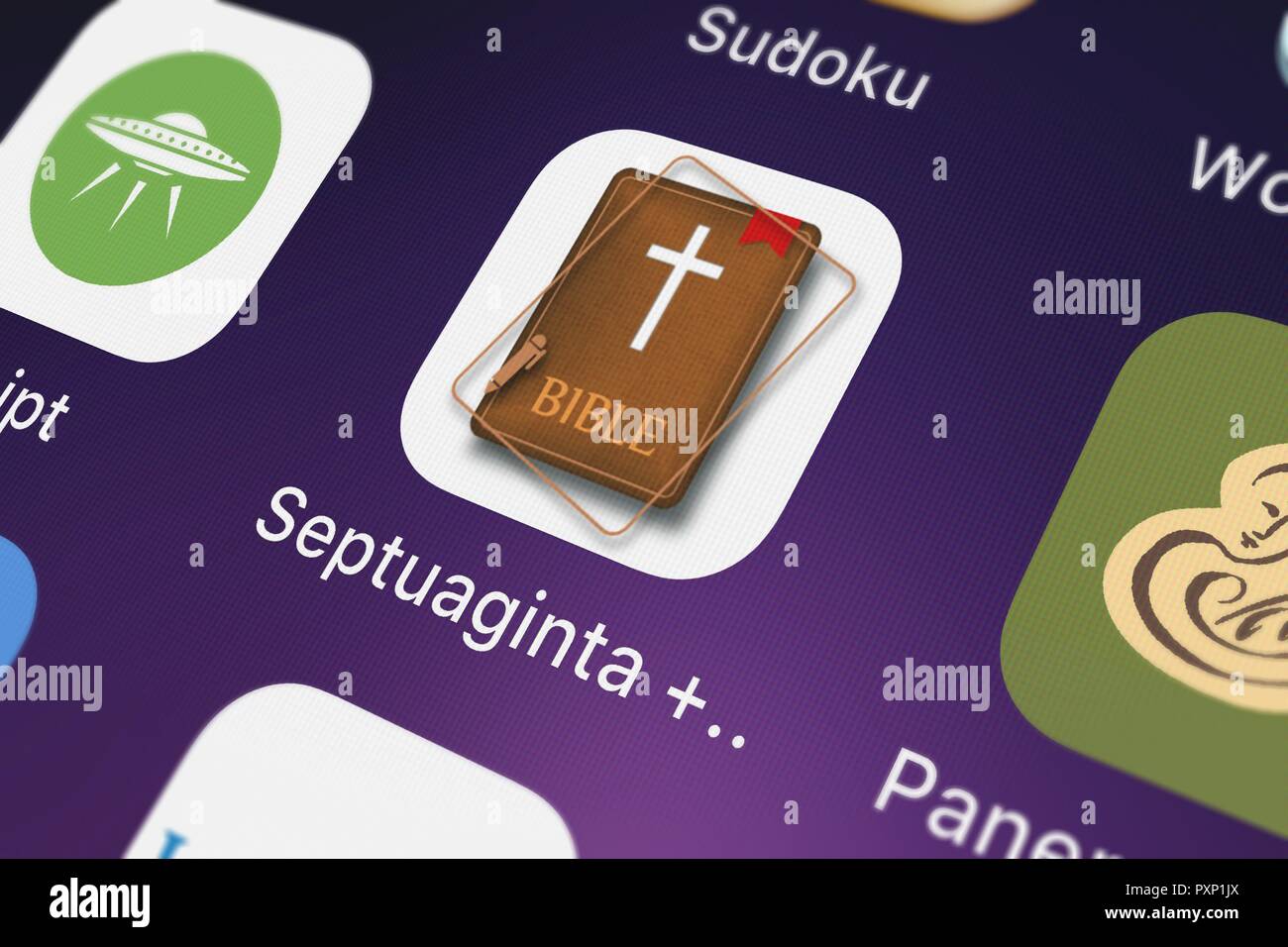 London, Regno Unito - 23 Ottobre 2018: Close-up shot della Septuaginta + Nuovo Testamento (Bibbia greca Traduzione) mobile app da Oleg Shukalovich Foto Stock
