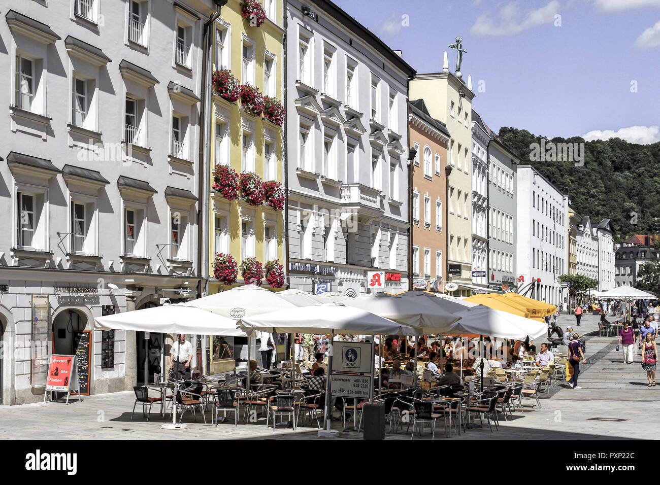 Deutschland, Bayern, Niederbayern, Passau, Strassencafes in der Ludwigstrasse Foto Stock