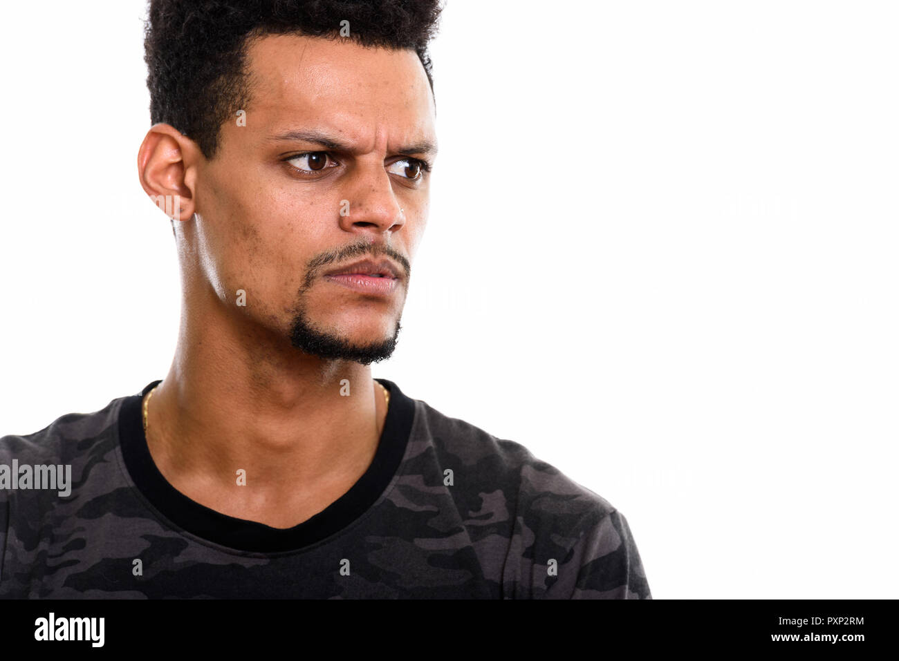 Chiusura del giovane africano cercando arrabbiato pensando Foto Stock