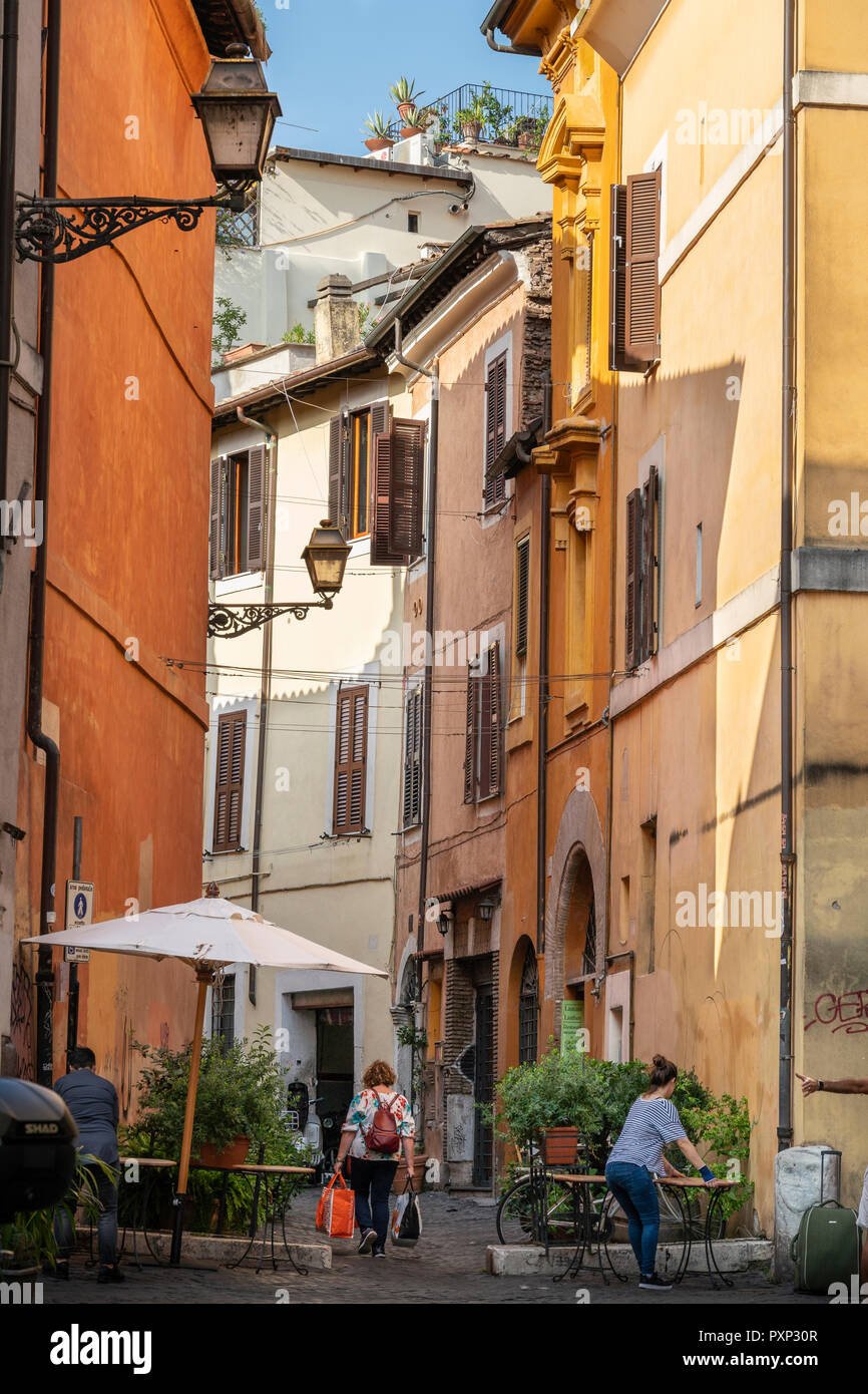 Tradizionale, case colorate nel quartiere romano di Trastevere, Italia centrale. Foto Stock