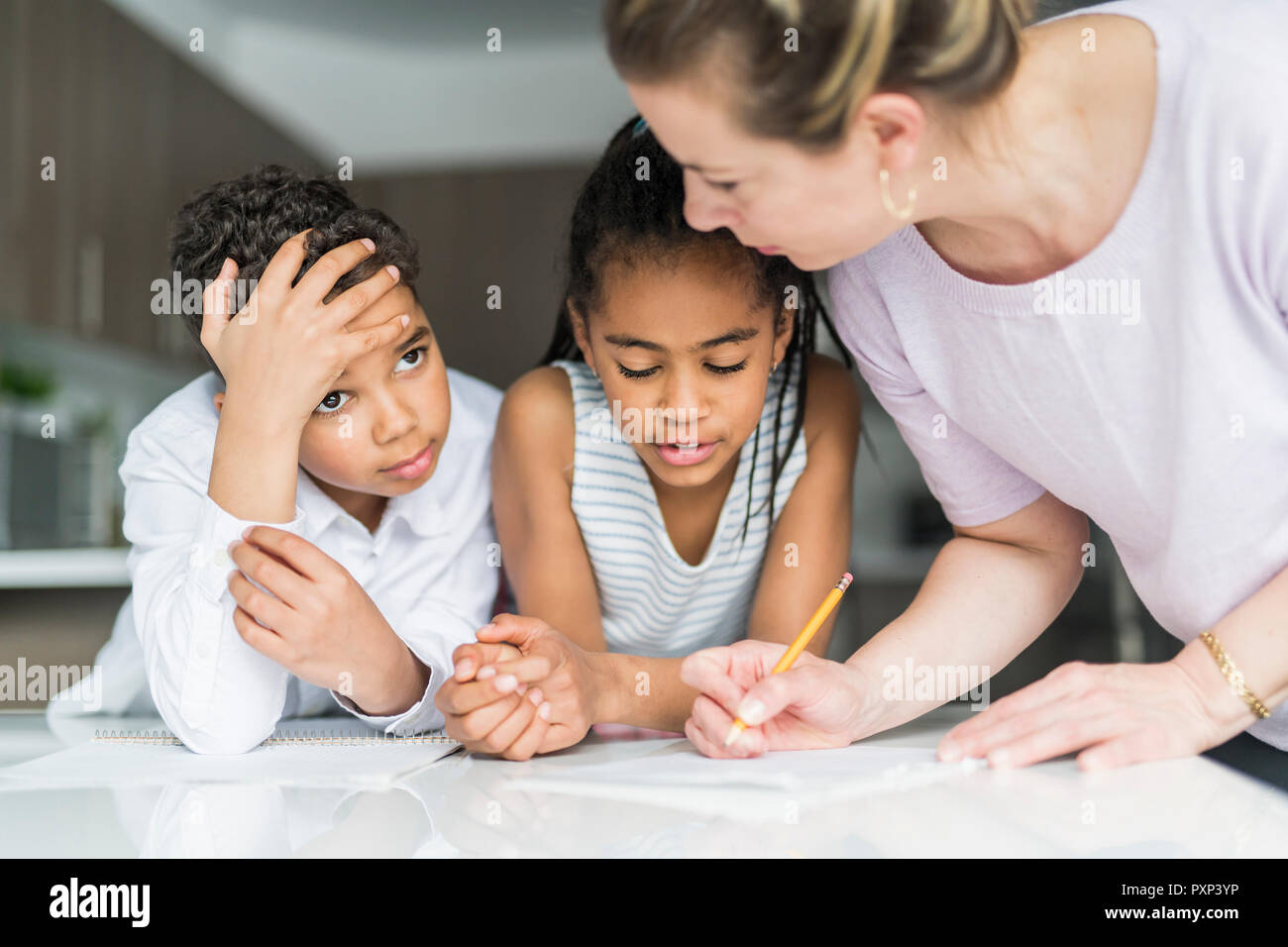 Madre scrivi nota sulla cucina tabl con i bambini Foto Stock