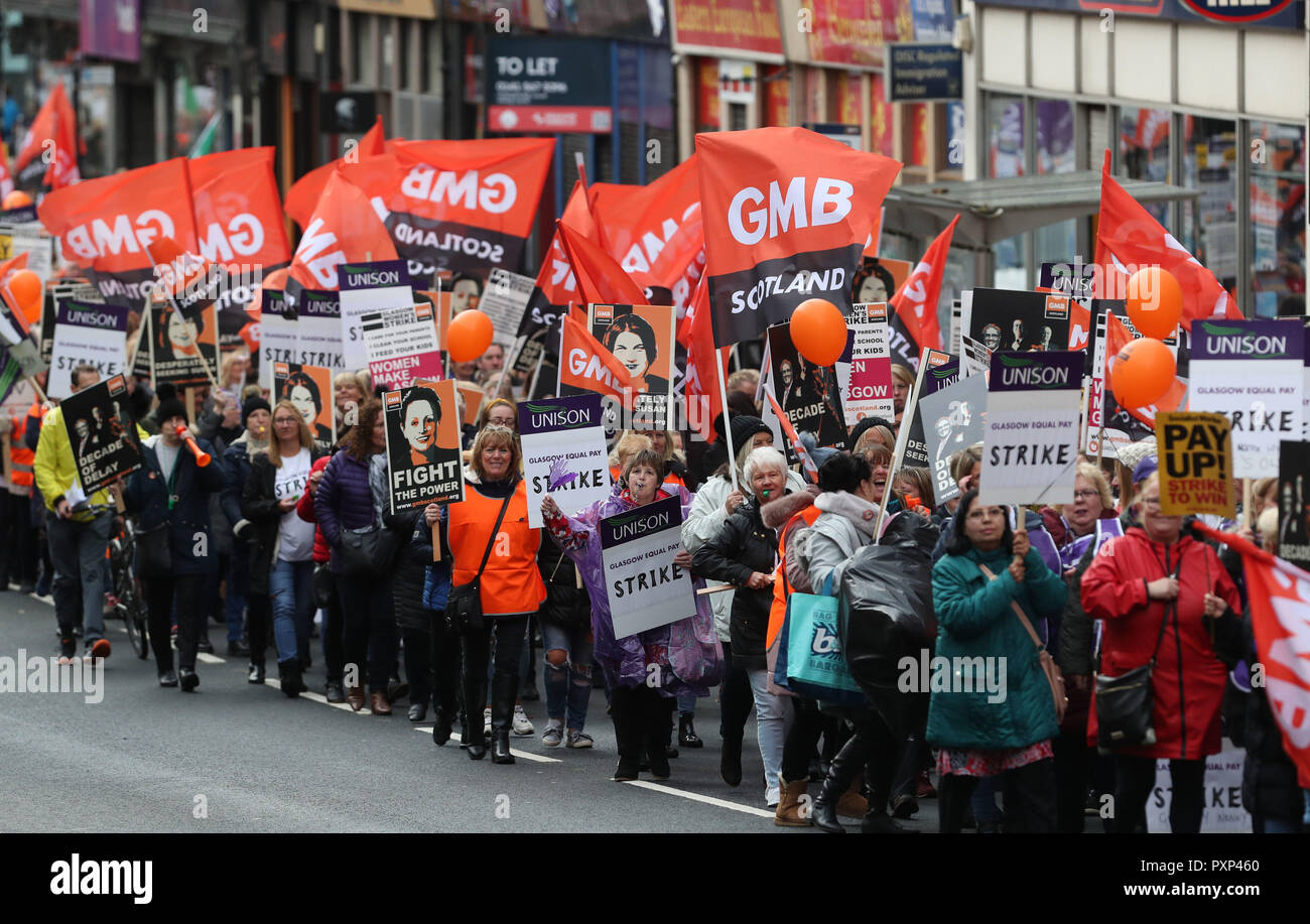 I percussori marzo a Glasgow Consiglio city chambers per un rally di massa durante una 48 ore di sciopero da 8.000 GMB e di Unison membri su una pari retribuzione rivendicazione. Foto Stock