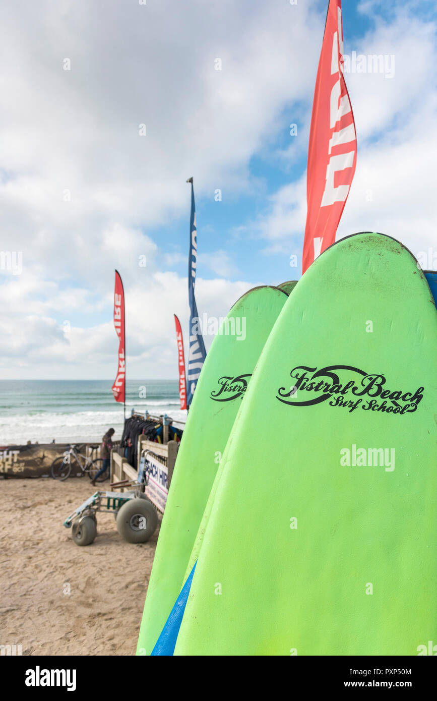 Tavole da surf a noleggio presso Fistral a Newquay in Cornovaglia. Foto Stock