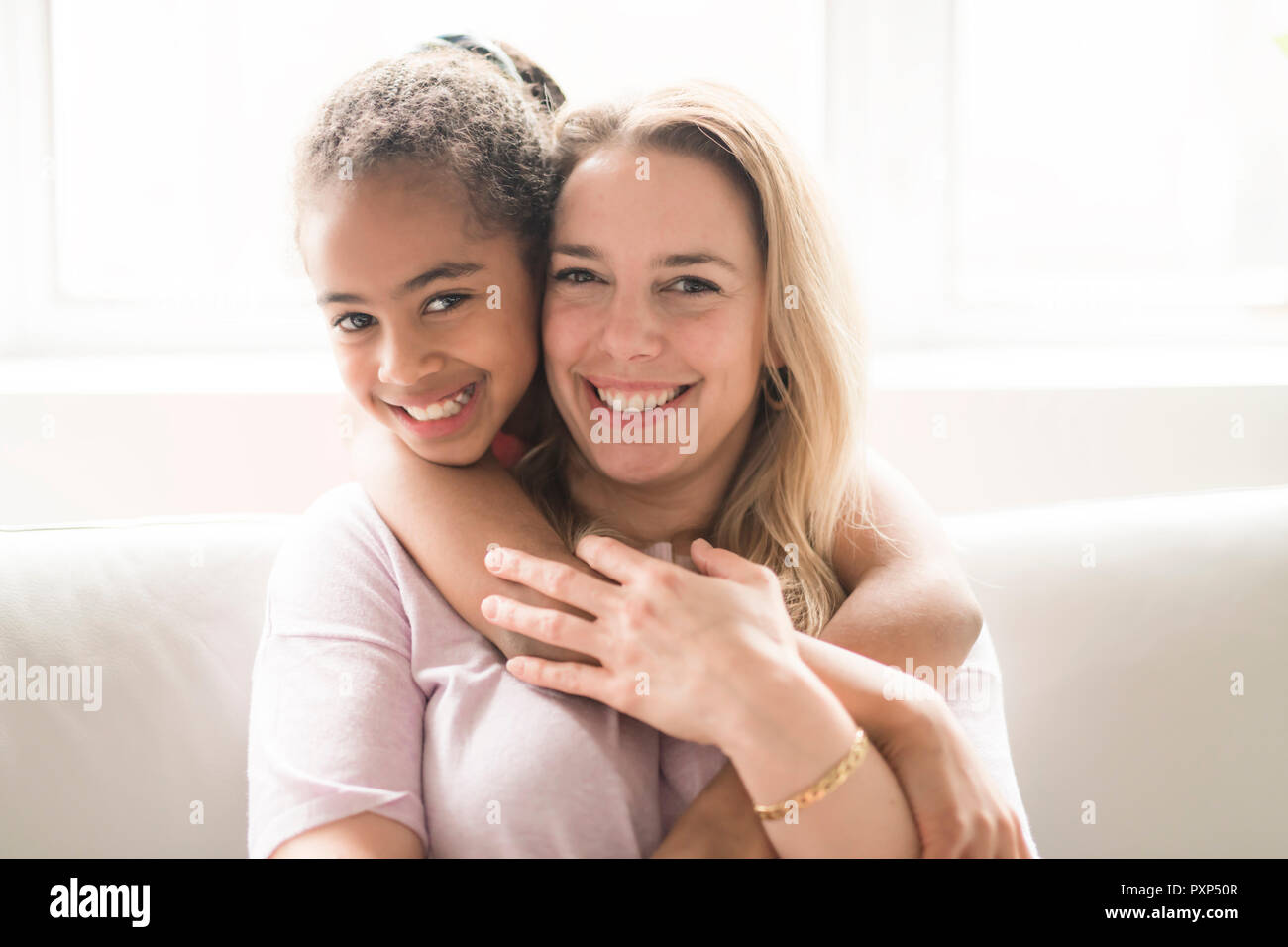 Madre con bambino nero ragazza sul divano Foto Stock