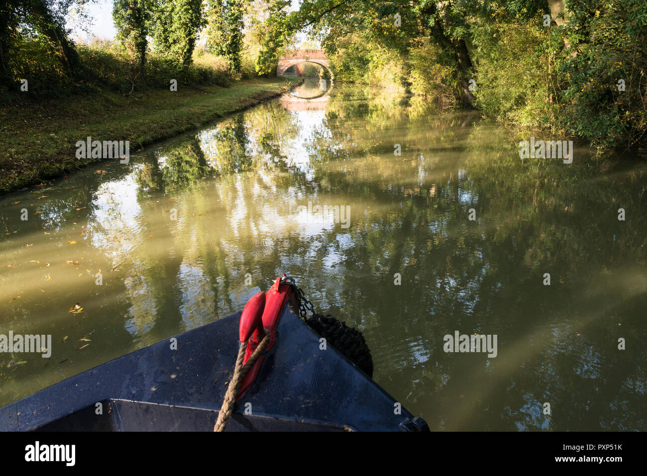 Isolato strette si muove in barca lungo il canale di Oxford su una soleggiata giornata autunnale. La barca è a sud di Napton. Regno Unito Foto Stock