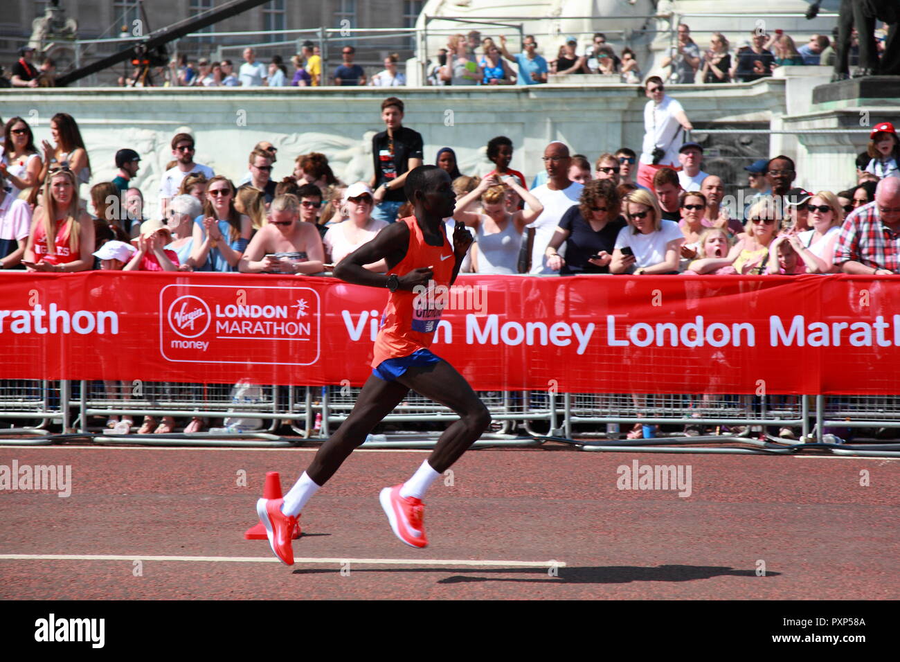 Lawrence Cherono London Marathon 2018, nella fase finale di fronte a Buckingham palace. Foto Stock