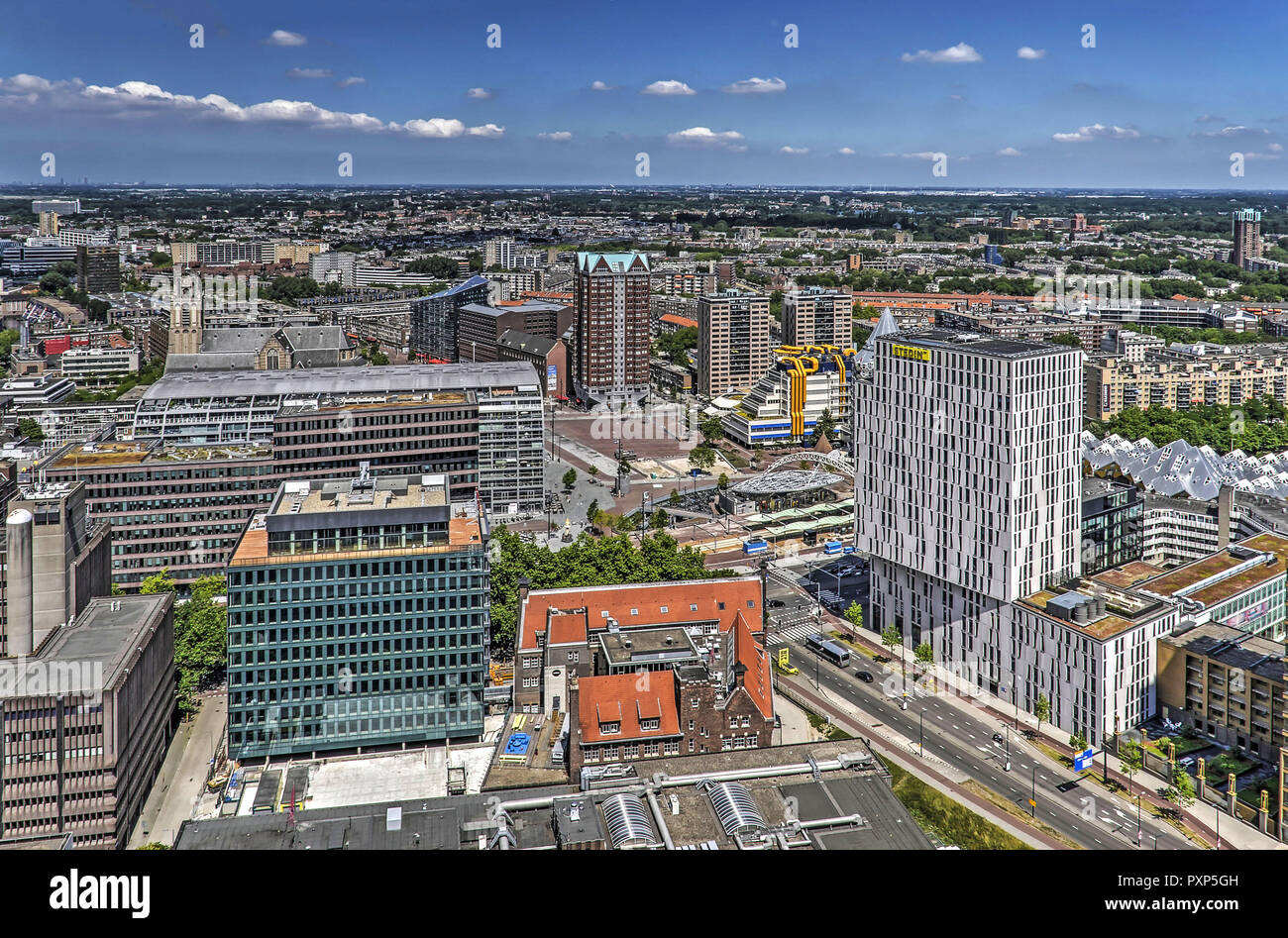 Rotterdam, Paesi Bassi, 18 Giugno 2017: vista aerea dell'area del centro cittadino circa le origini della città con edifici moderni tra cui Markthal, librar Foto Stock