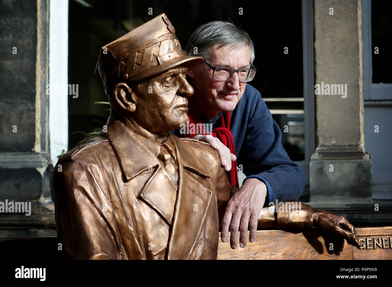 Pittore e scultore Bronislaw Krzysztof si affianca il memorial ha creato al generale Stanislaw Maczek e il suo polacco presso la City Chambers di Edimburgo. Foto Stock