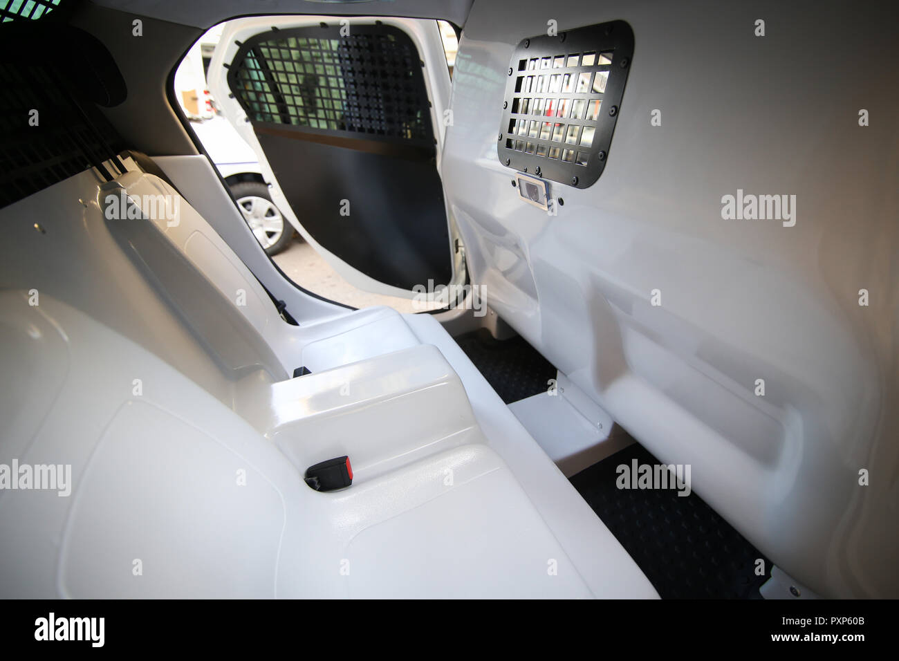 Dettagli dall'interno di un rumeno veicolo polizia, con barre su windows e un sistema di monitoraggio video camera sul retro Foto Stock