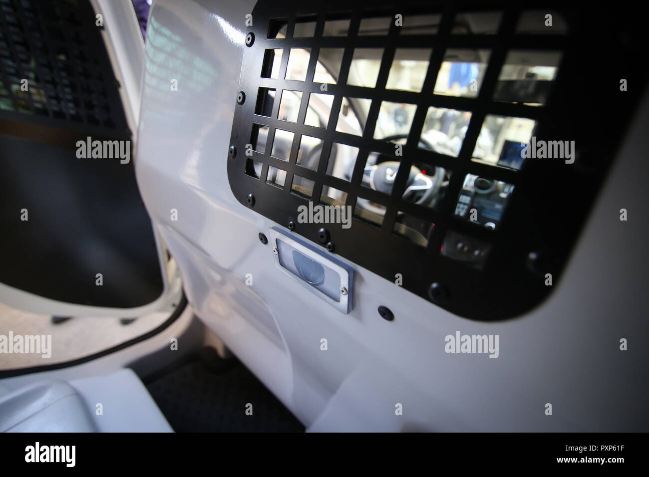 Dettagli dall'interno di un rumeno veicolo polizia, con barre su windows e un sistema di monitoraggio video camera sul retro Foto Stock