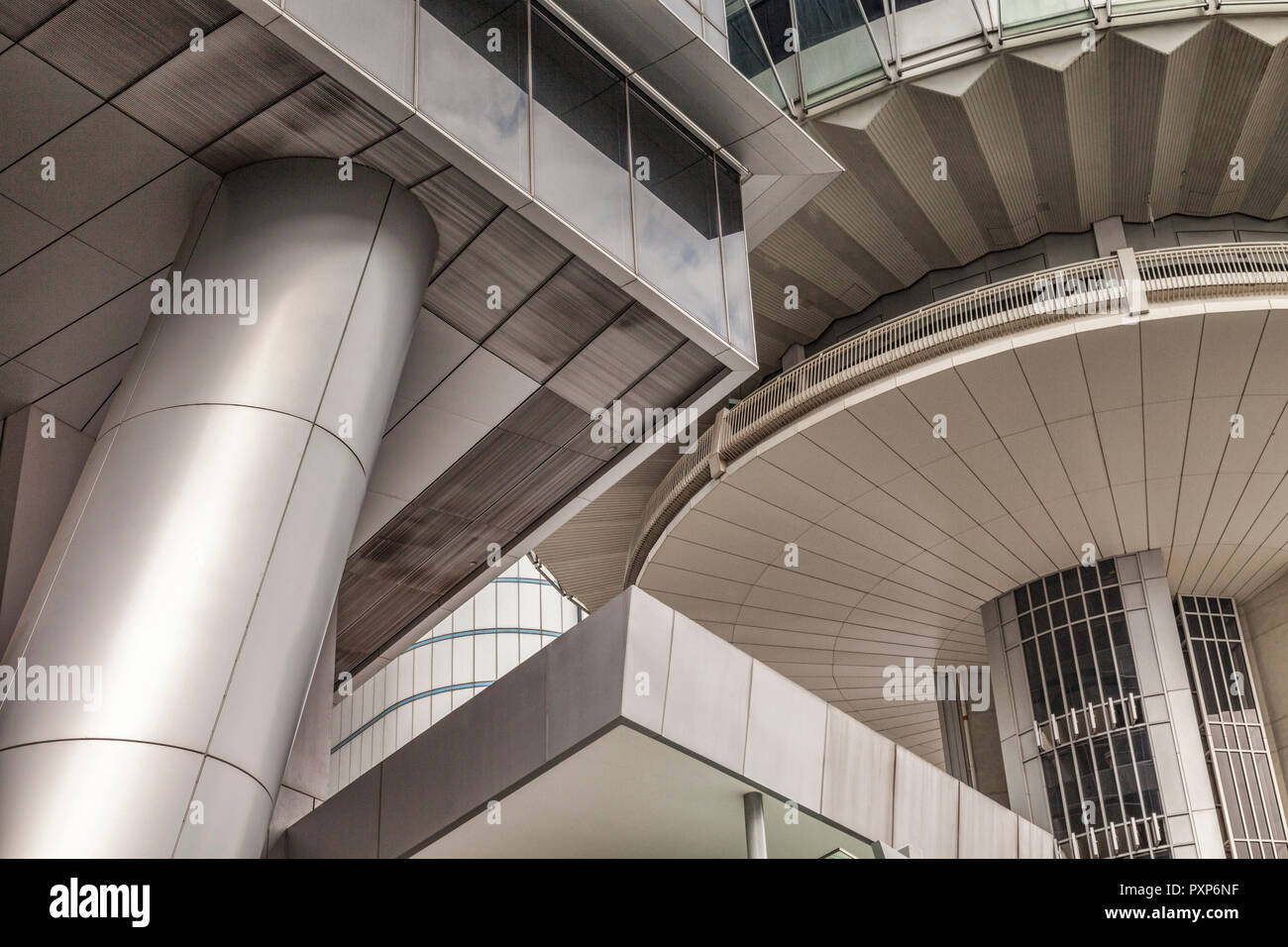Architettura di Singapore astratta. Gli edifici sono la Torre OUE OUE e Bayside edificio, su Colliers Quay. Foto Stock