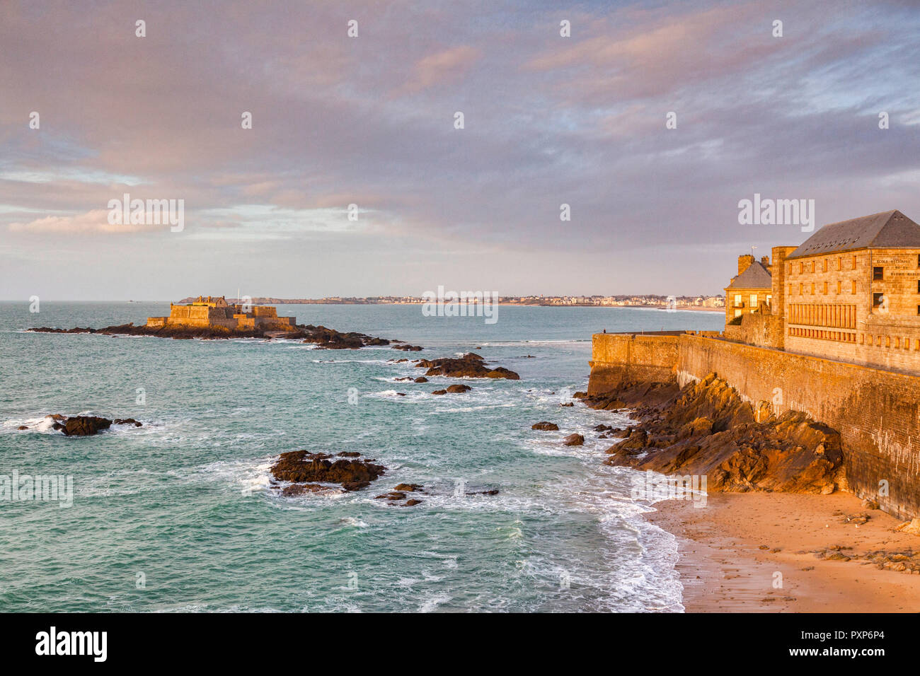 La città vecchia e i bastioni di Saint-Malo, Bretagna, Francia, e Fort National. Foto Stock