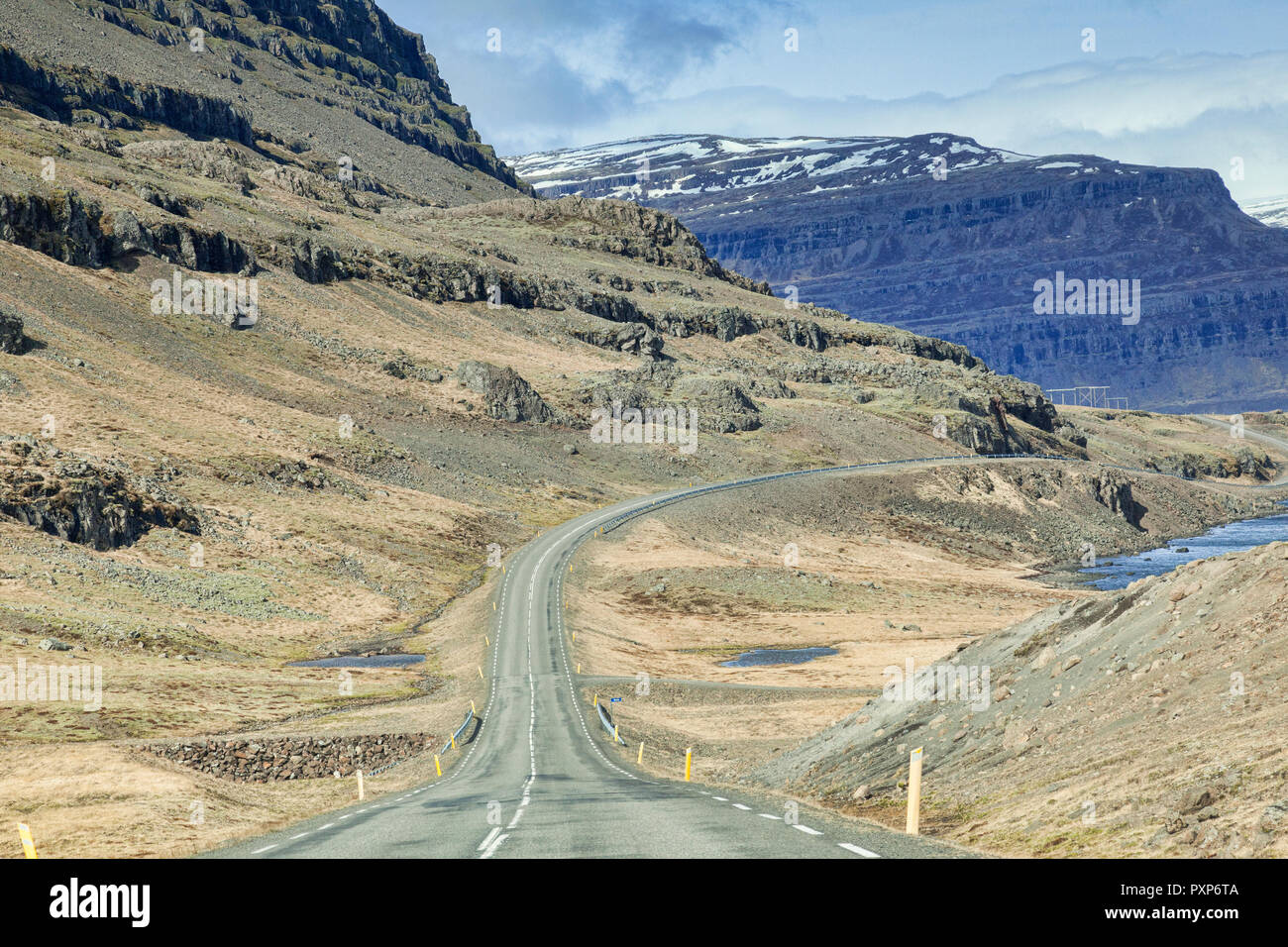 28 Aprile 2018: Sud Islanda - attraverso il parabrezza colpo di Islanda Ring Road nel sud dell'isola, guidando attraverso il paesaggio di montagna. Probabilmente è meglio di una Foto Stock