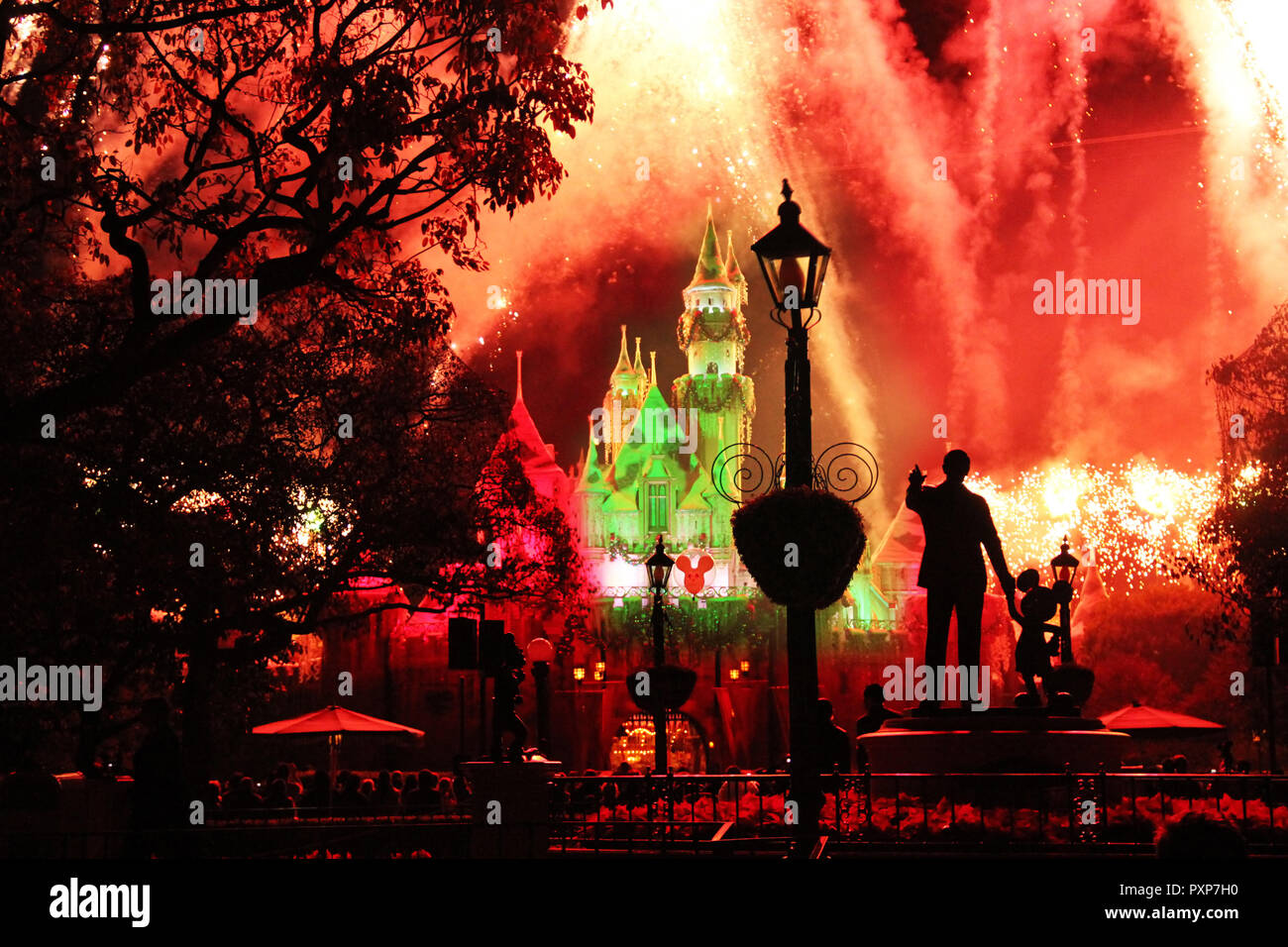 Fuochi d'artificio nel cielo notturno a Disneyland, Los Angeles Foto Stock