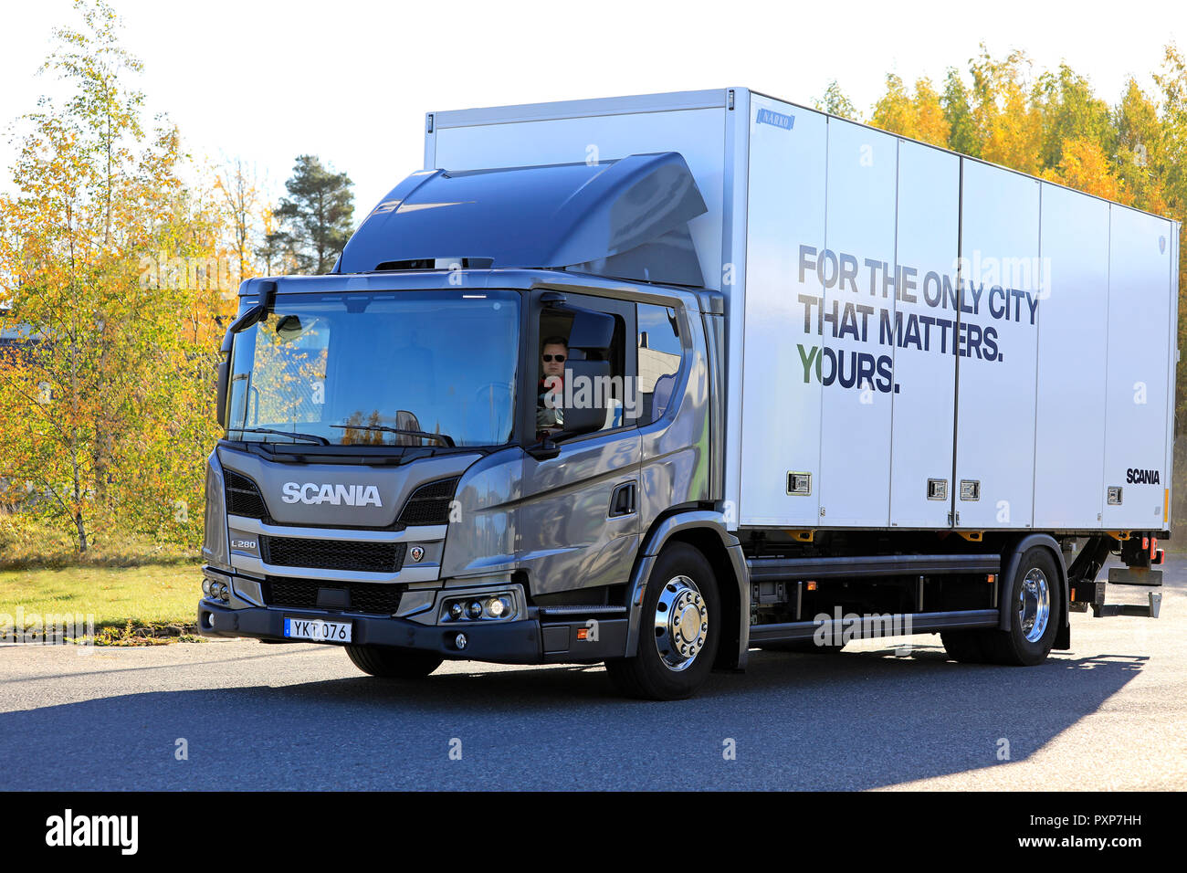Lieto, Finlandia - 19 Ottobre 2018: Scania L280 carrello a bassa voce sulla cabina Scania Tour Urbano 2018 Turku. L tuta serie eg. la gestione dei rifiuti nelle città. Foto Stock