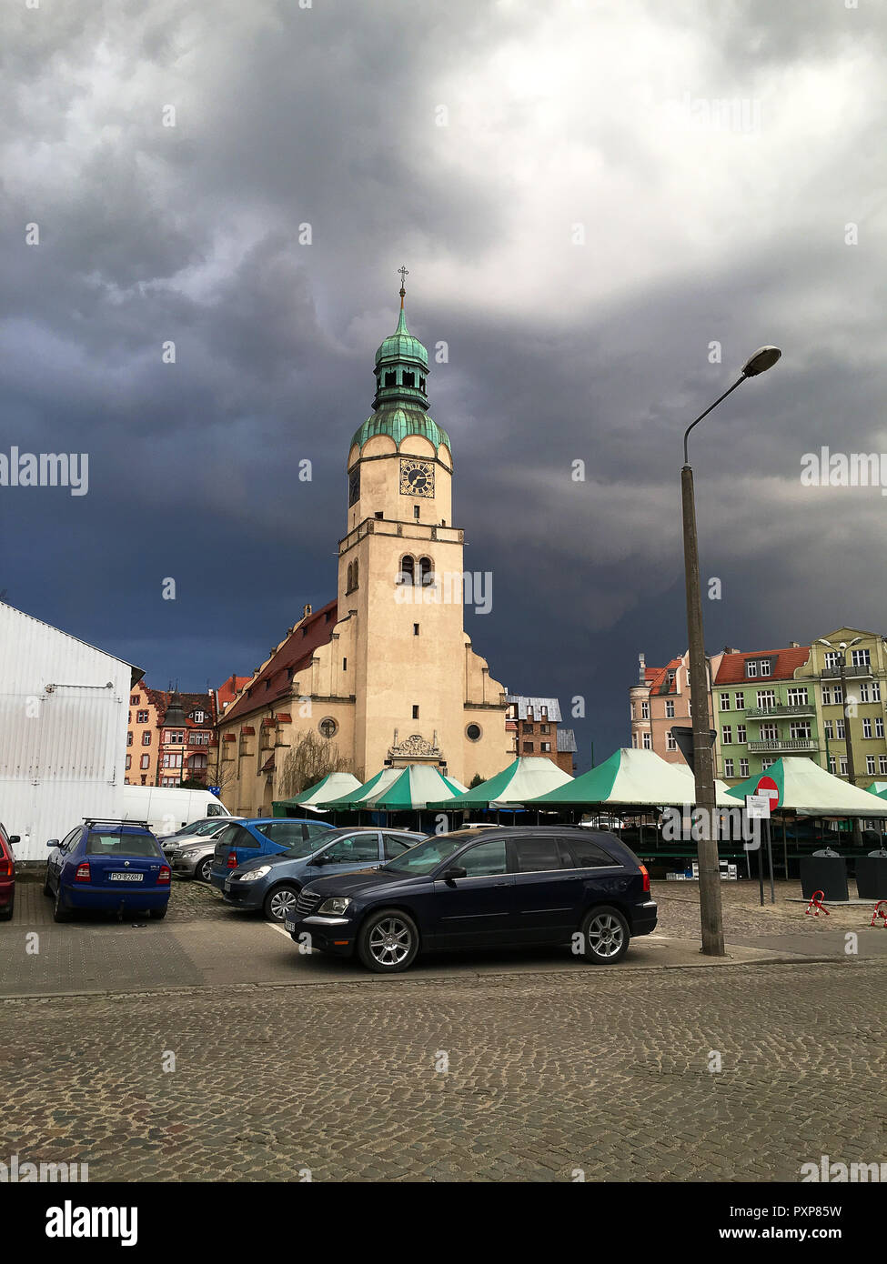 Nuvole temporalesche su Wilda- uno di Poznan di mercati con chiesa svettante su di esso Foto Stock