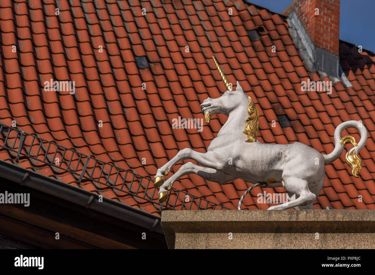 Das Einhorn auf dem Vorsprung der Einhorn-Apotheke a Lüneburg Foto Stock