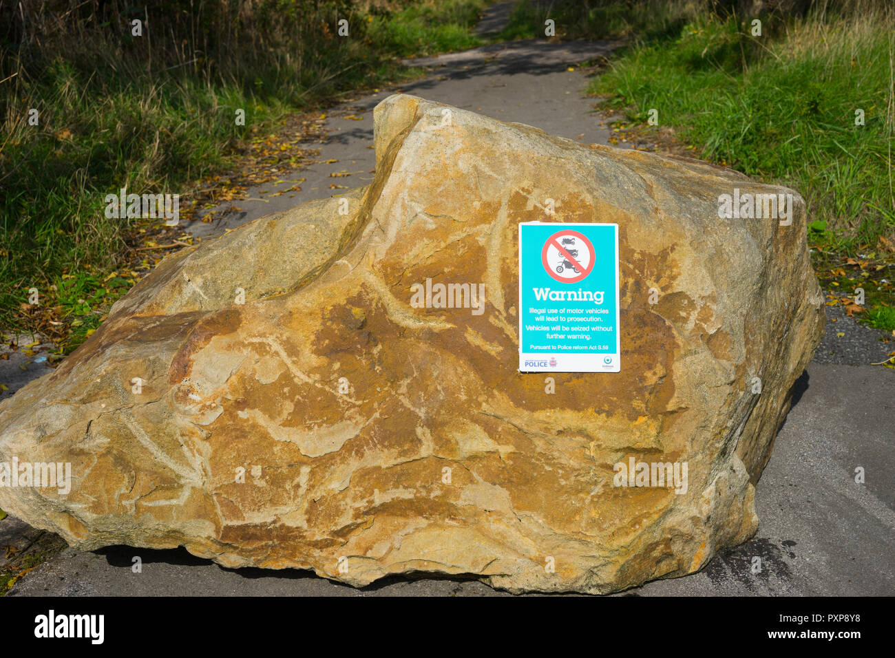 Rocce posto sul percorso del paese di ostacolare i piloti di moto, Scrambler e quad bikes da danneggiare l'ambiente. Greater Manchester, Regno Unito. Foto Stock