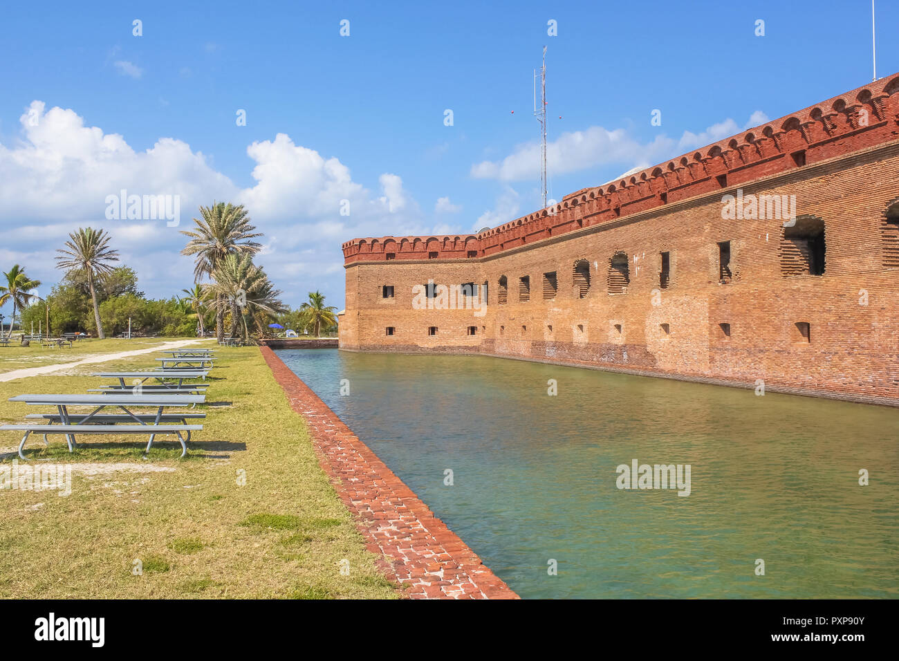 Fort Jefferson e il fossato di acqua di mare al Parco Nazionale di Dry Tortugas, Florida, Stati Uniti. Il Dry Tortugas sono un piccolo gruppo di isole, situato nel Golfo del Messico alla fine della Florida Keys. Foto Stock