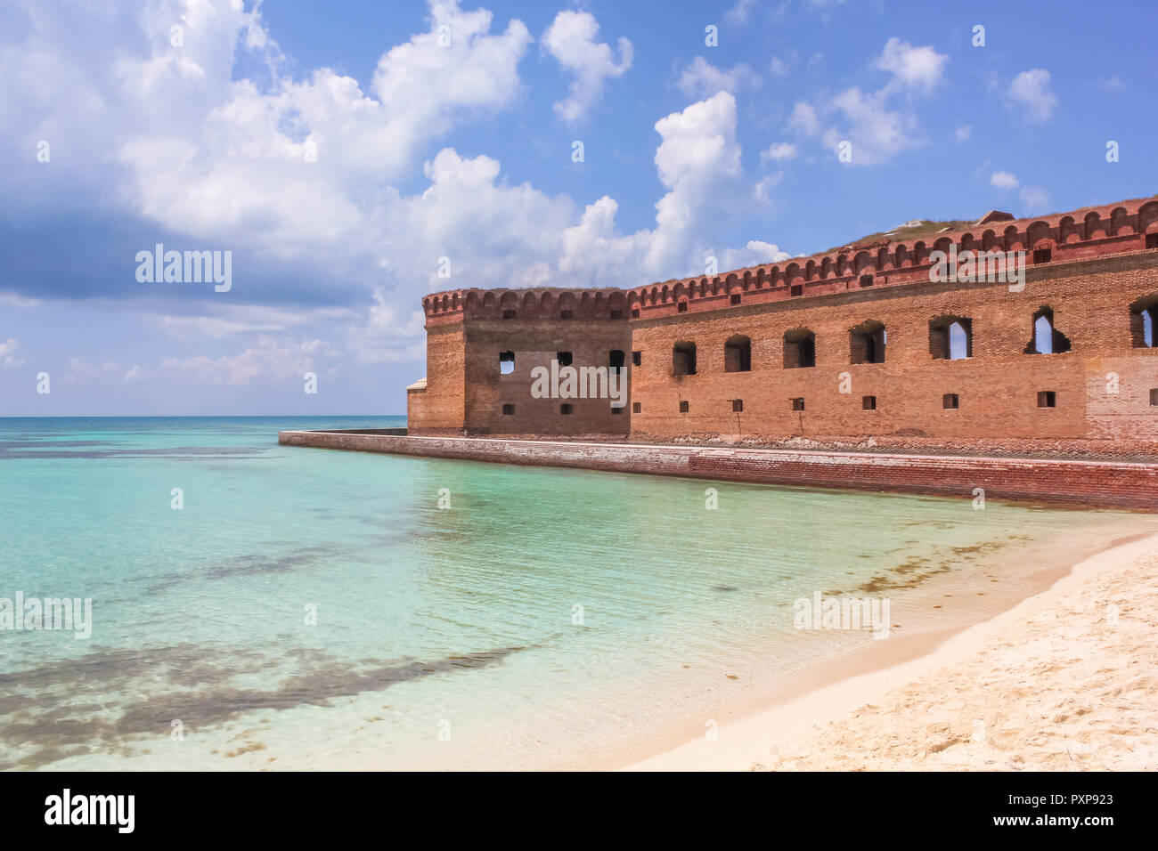 Le acque cristalline del Golfo del Messico surround guerra civile storico Fort Jefferson nel Parco Nazionale di Dry Tortugas conosciuta per i suoi famosi gli uccelli e la vita marina. Foto Stock