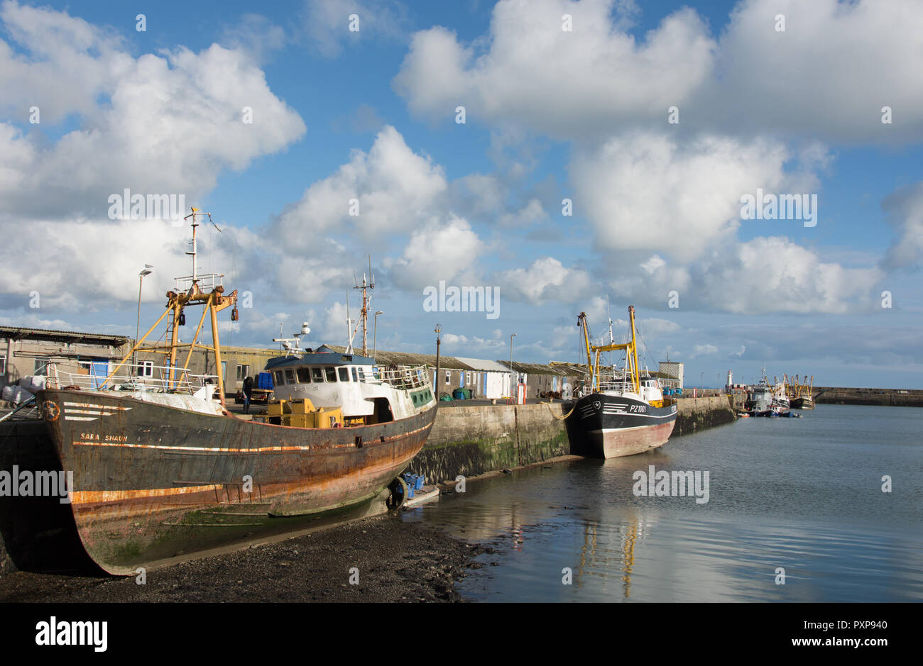 Barche da pesca nel Porto di Newlyn in Cornwall Regno Unito Foto Stock