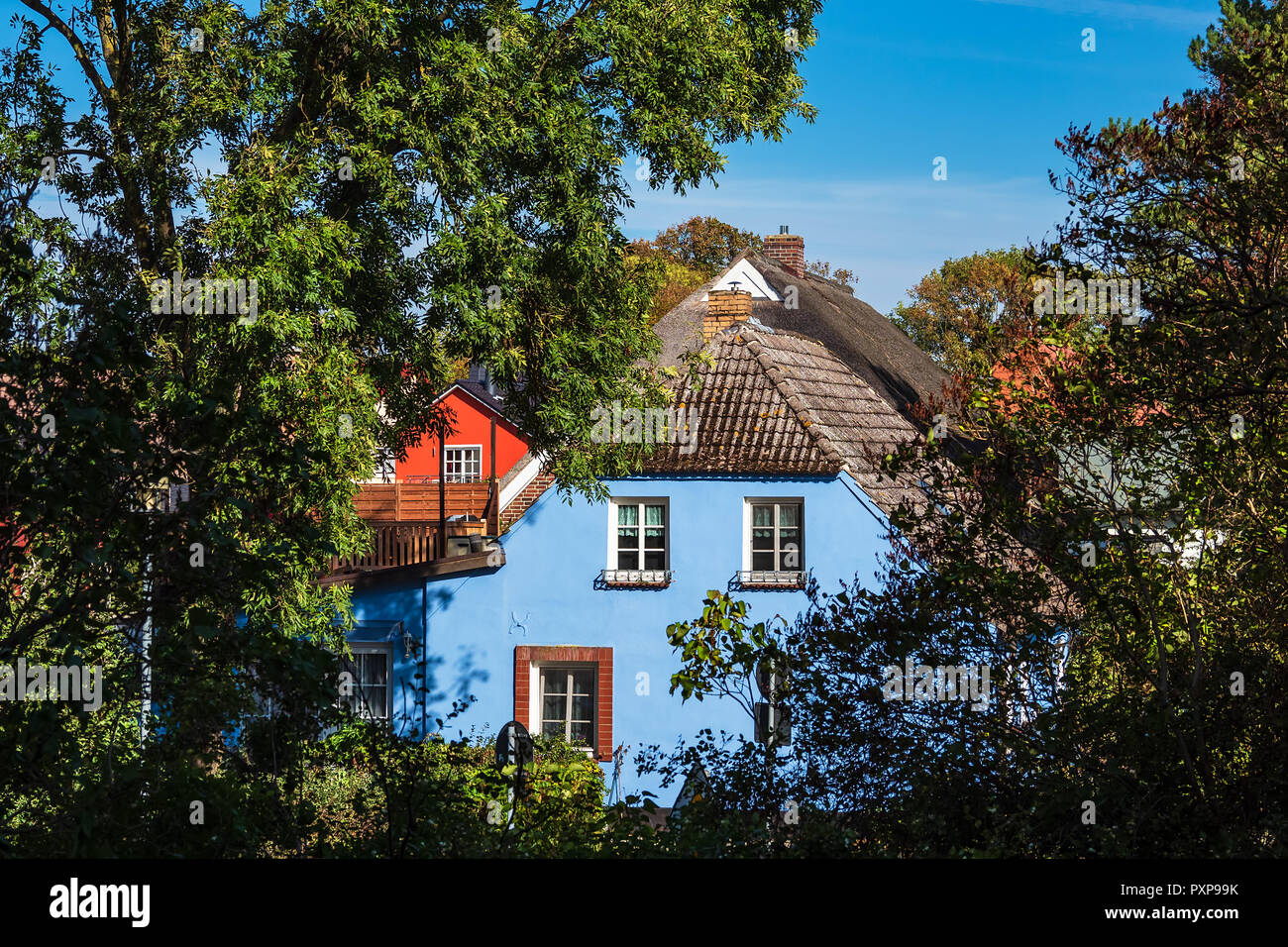 Edifici con cielo blu in Wustrow, Germania. Foto Stock Edifici con cielo blu in Wustrow, Germania. Foto Stock