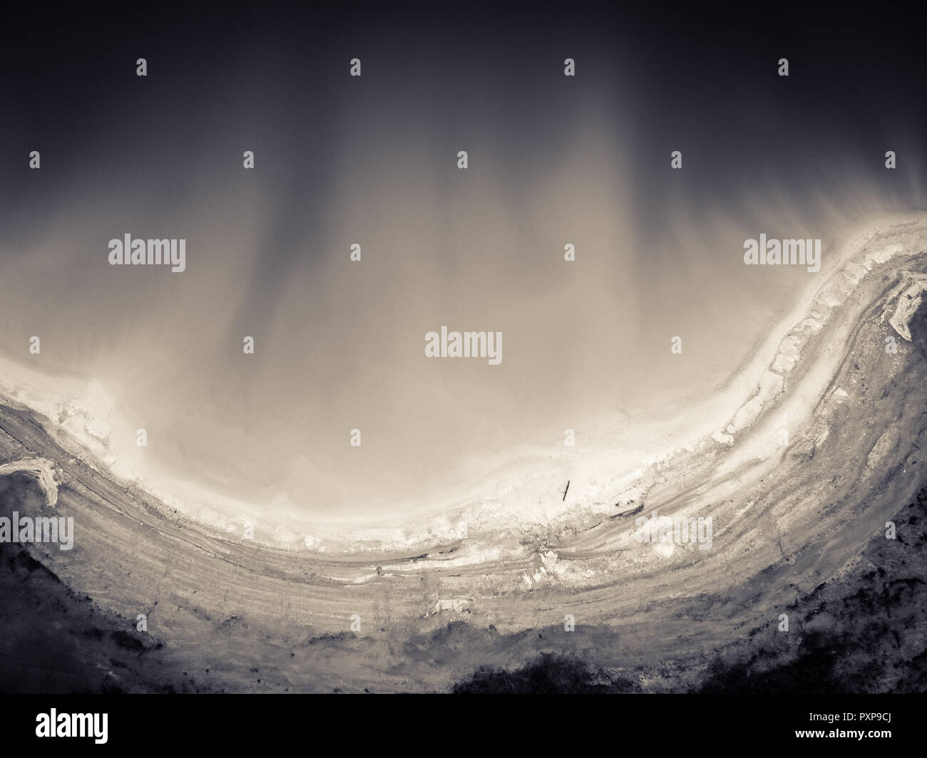 Abstract lago vista dall'alto, giallo e viola bicromia fantasy sfondo pattern Foto Stock