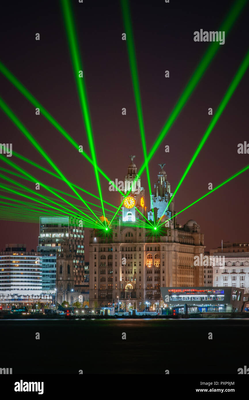 Come parte della battaglia dell'Atlantico caso laser sono stati proiettati dal Liver Building. Foto Stock