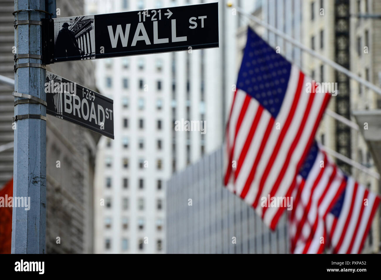 USA, New York City, Manhattan, costruzione della Borsa di New York a Wall  Street, bandiera nazionale degli Stati Uniti, stelle e strisce, crisi  finanziaria, crollo del mercato azionario Foto stock - Alamy