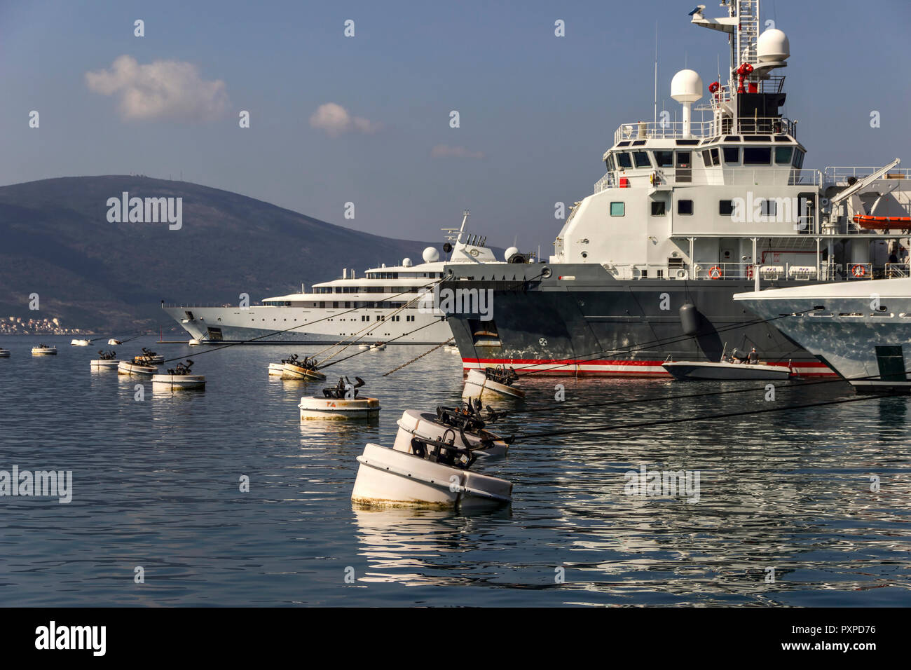 Tivat, Montenegro, Settembre 2018 - una vista in corrispondenza di una porzione del lussuoso porto Montenegro marina resort Foto Stock