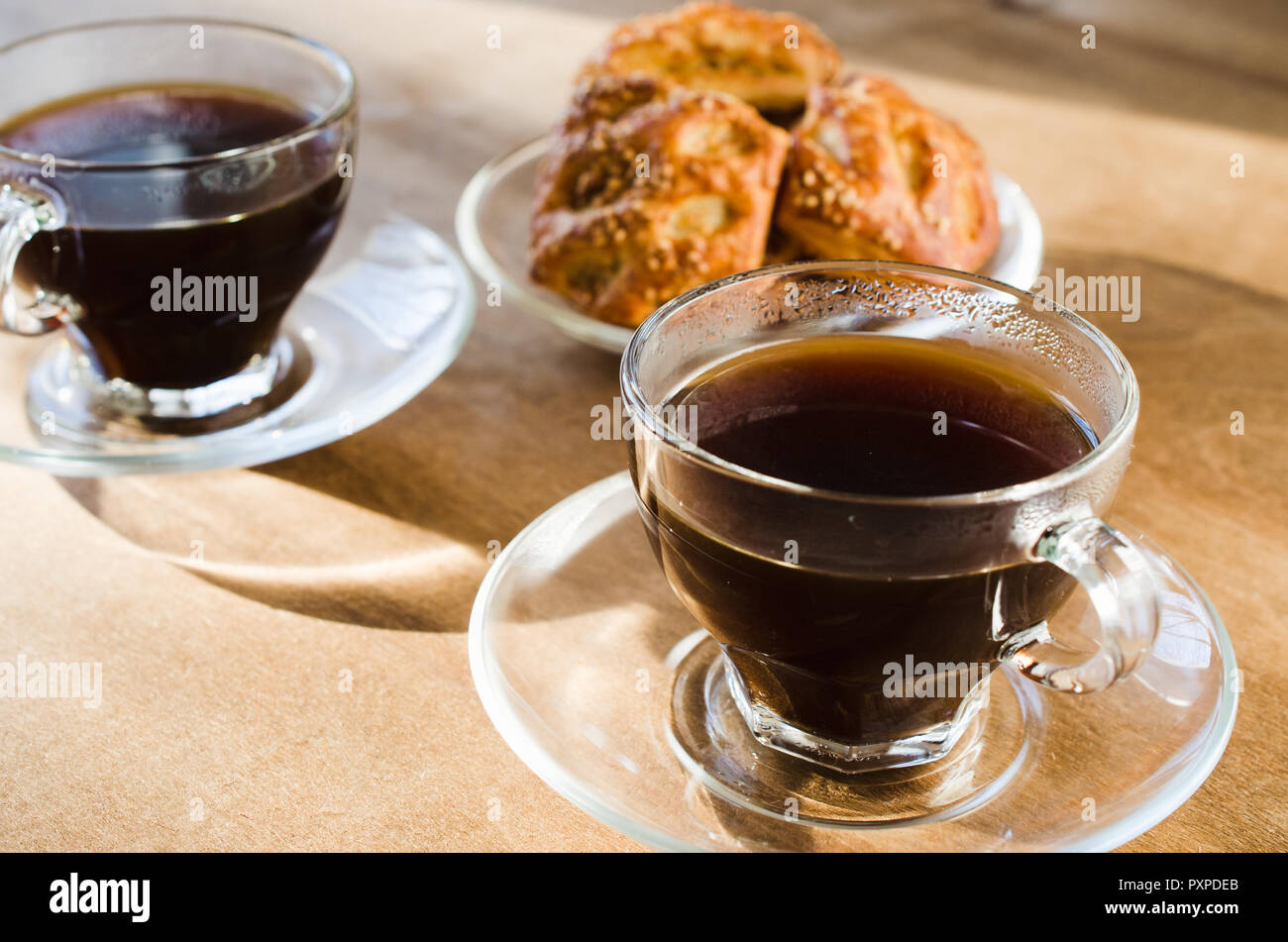 Due tazze di caffè e torte sulla tavola di legno. Pausa caffè. Buona mattina concetto. Foto Stock
