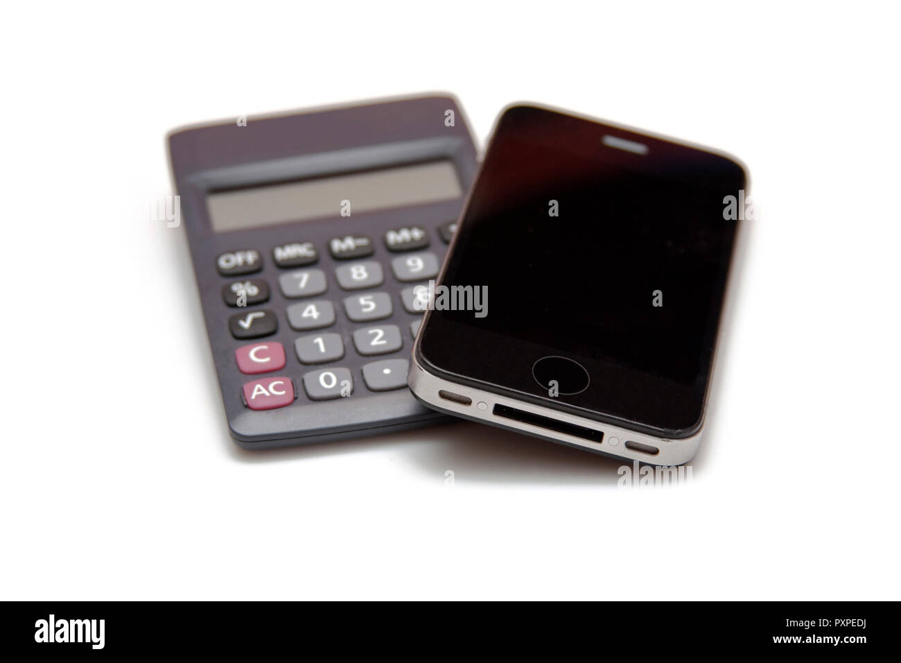 Uno smartphone moderno senza nome e una calcolatrice, finanza, economia, strumenti per ufficio Foto Stock