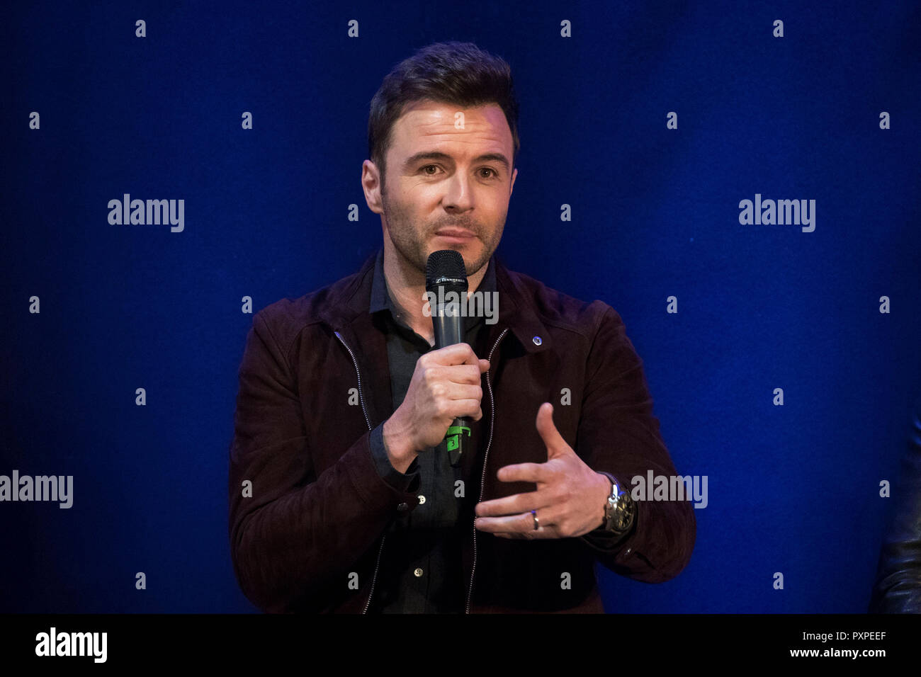 Westlife membro della band, Shane Filan, parla alla conferenza stampa in anticipo dei biglietti di andare in vendita per la loro reunion tour, SSE Arena di Belfast. Foto Stock