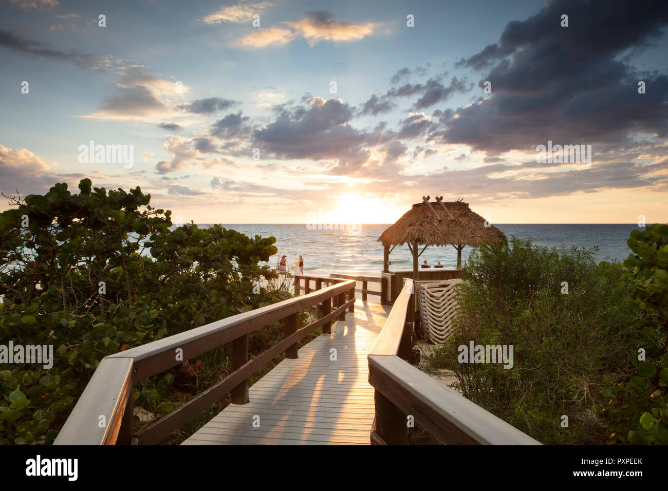 Passerella per la spiaggia a piedi nudi, Naples, Florida, Stati Uniti d'America Foto Stock