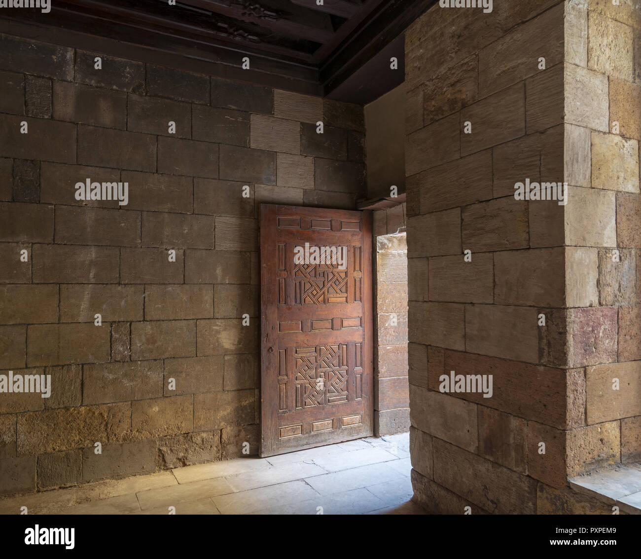 Vecchia camera abbandonata con mattoni di pietra e grunge weathered decorato con legno porta, vecchio Cairo, Egitto Foto Stock