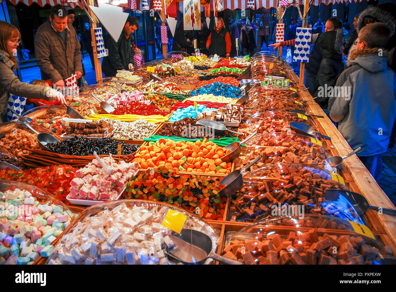 Manchester, Regno Unito, 25 Novembre 2006: Multi caramelle colorate per la vendita a un Tedesco all'aperto il mercatino di Natale a Manchester, UK. Foto Stock Manchester, Regno Unito, 25 Novembre 2006: Multi caramelle colorate per la vendita a un Tedesco all'aperto il mercatino di Natale a Manchester, UK. Foto Stock