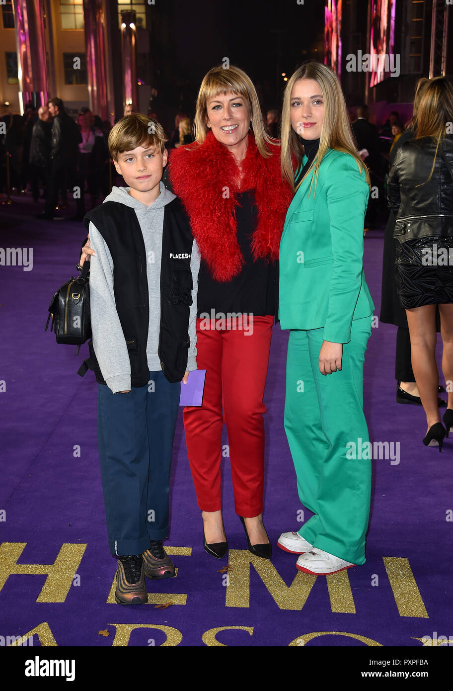 Fay Ripley con bambini Sonny e Parker che frequentano il Bohemian Rhapsody Premiere Mondiale tenutasi presso la SSE Arena, Wembley, Londra. Foto Stock