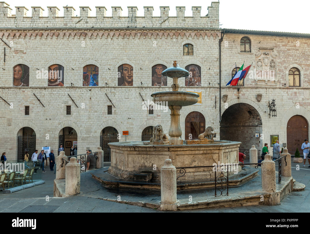 Fontana storica raffigurante tre leoni, Piazza del comune, Assisi. Perugia, Umbria, Italia Foto Stock