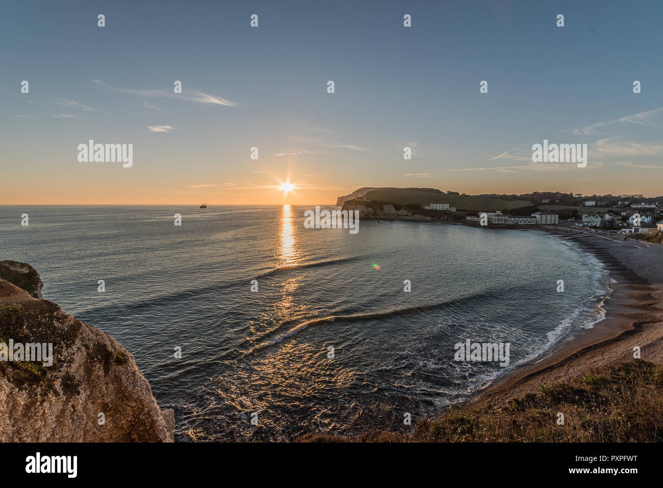 Tramonto d'acqua dolce. Un tramonto autunnale con un sole scaletta tra le feste di addio al celibato e Mermaid Rocksat acqua dolce, Isola di Wight Foto Stock