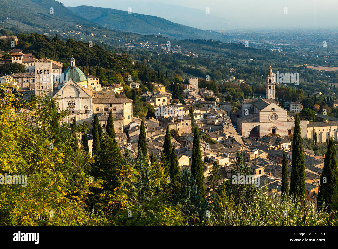 Basilica di Santa Chiara e Cattedrale di San Rufino al tramonto, Assisi. Perugia, Umbria, Italia Foto Stock